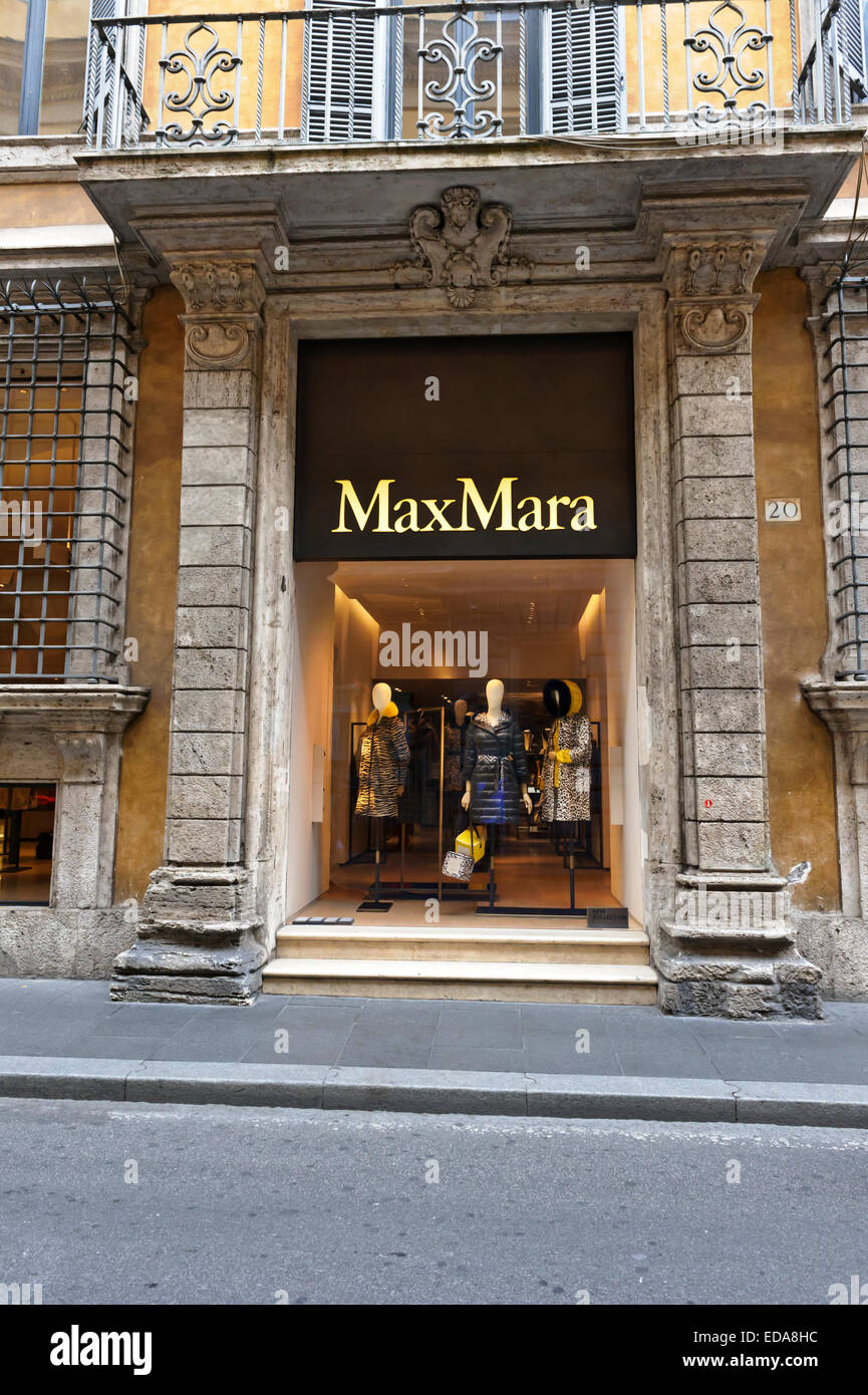 zand muis of rat Verspilling Max Mara luxurious shop on Via Condotti street, Rome, Italy Stock Photo -  Alamy