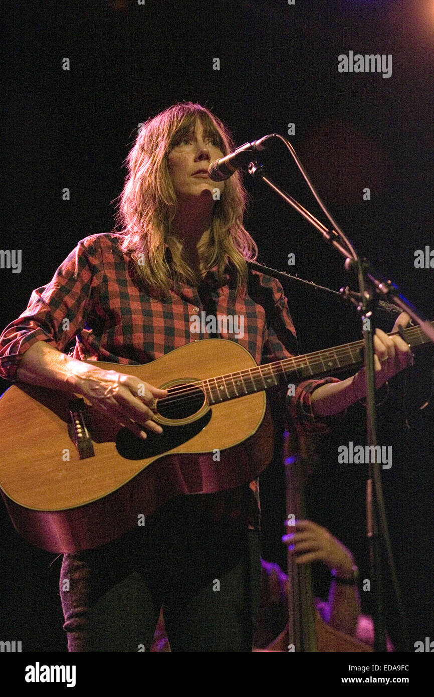 beth-orton-performing-live-on-stage-at-the-o2-abc-in-glasgow-featuring