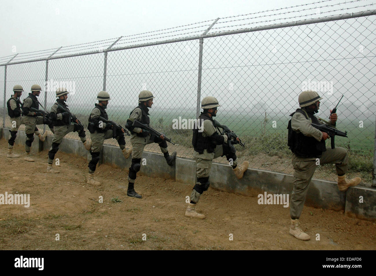 Lahore. 3rd Jan, 2015. Pakistani rangers take positions along the Pakistan-India border area of Wagah in eastern Pakistan's Lahore on Jan. 3, 2015. Pakistan army said that Indian forces shelled its border areas and killed a 13-year-old girl on Saturday. Credit:  Sajjad/Xinhua/Alamy Live News Stock Photo