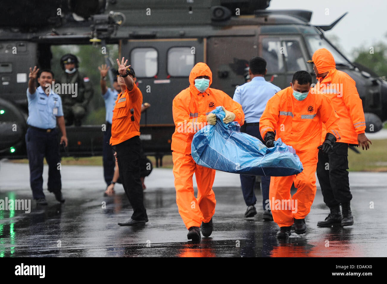 Pangkalan Bun, Indonesia. 4th Jan, 2015. Search and rescue personnel carry debris of the AirAsia flight QZ8501 from a Singapore Navy helicopter at Iskandar Air Base, Pangkalan Bun, Indonesia, Jan. 4, 2015.? Credit:  Veri Sanovri/Xinhua/Alamy Live News Stock Photo