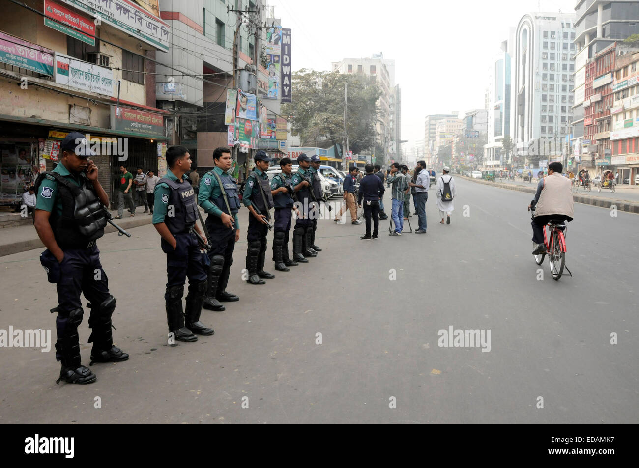 (150104) -- DHAKA, Jan. 4, 2015 (Xinhua) -- Bangladeshi policemen stand guard in front of the Bangladesh Nationalist Party (BNP) office in Dhaka, Bangladesh, Jan. 4, 2015. Bangladesh's former prime minister Khaleda Zia, also chairperson of BNP, has remained cordoned off inside her office in capital Dhaka's Gushan diplomatic enclave since Saturday night. Police have also locked down the BNP's headquarters after searching it. (Xinhua/Shariful Islam)(zhf) Stock Photo