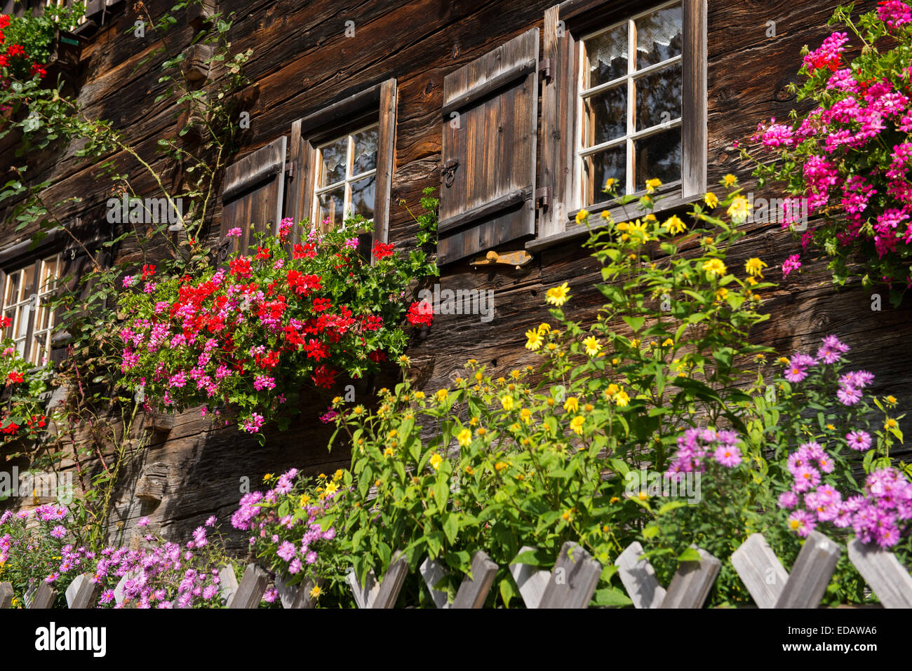 Rustic old garden fence cottage hi-res stock photography and images - Alamy