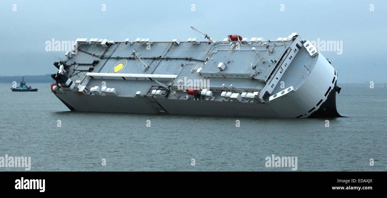 4TH JANUARY, 2015. SOLENT, ENGLAND. - CAR TRANSPORTER WRECK - THE GERMAN OWNED HOEGH OSAKA LISTING HEAVILY AFTER IT RAN AGROUND ON THE BRAMBLE BANK AS IT WAS OUTBOUND FROM SOUTHAMPTON LATE ON 3RD JAN. PHOTO:STEVE FOULKES/AJAX REF:DSF150301 9477 1 Stock Photo