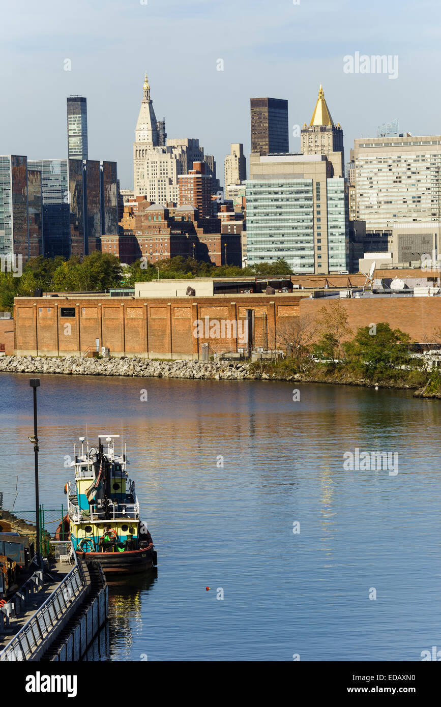 Newtown Creek between Brooklyn and Queens, view from the Dutch Kills Stock Photo