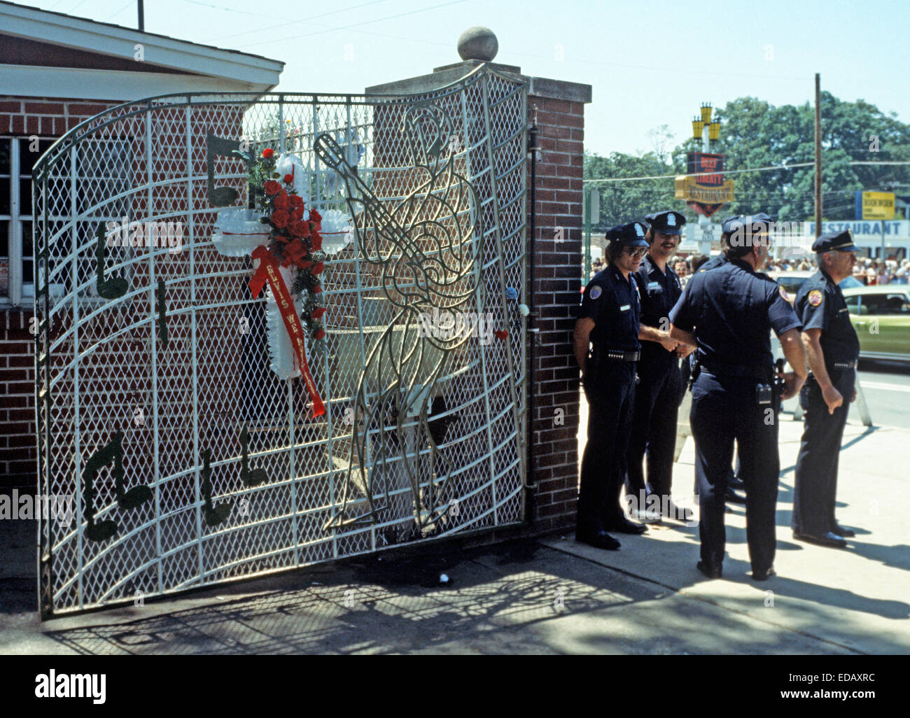 ELVIS PRESLEY FUNERAL, MEMPHIS, TENNESSEE, USA - 18TH AUGUST 1977. Memphis police outside Graceland on day of Elvis Presley funeral. Stock Photo