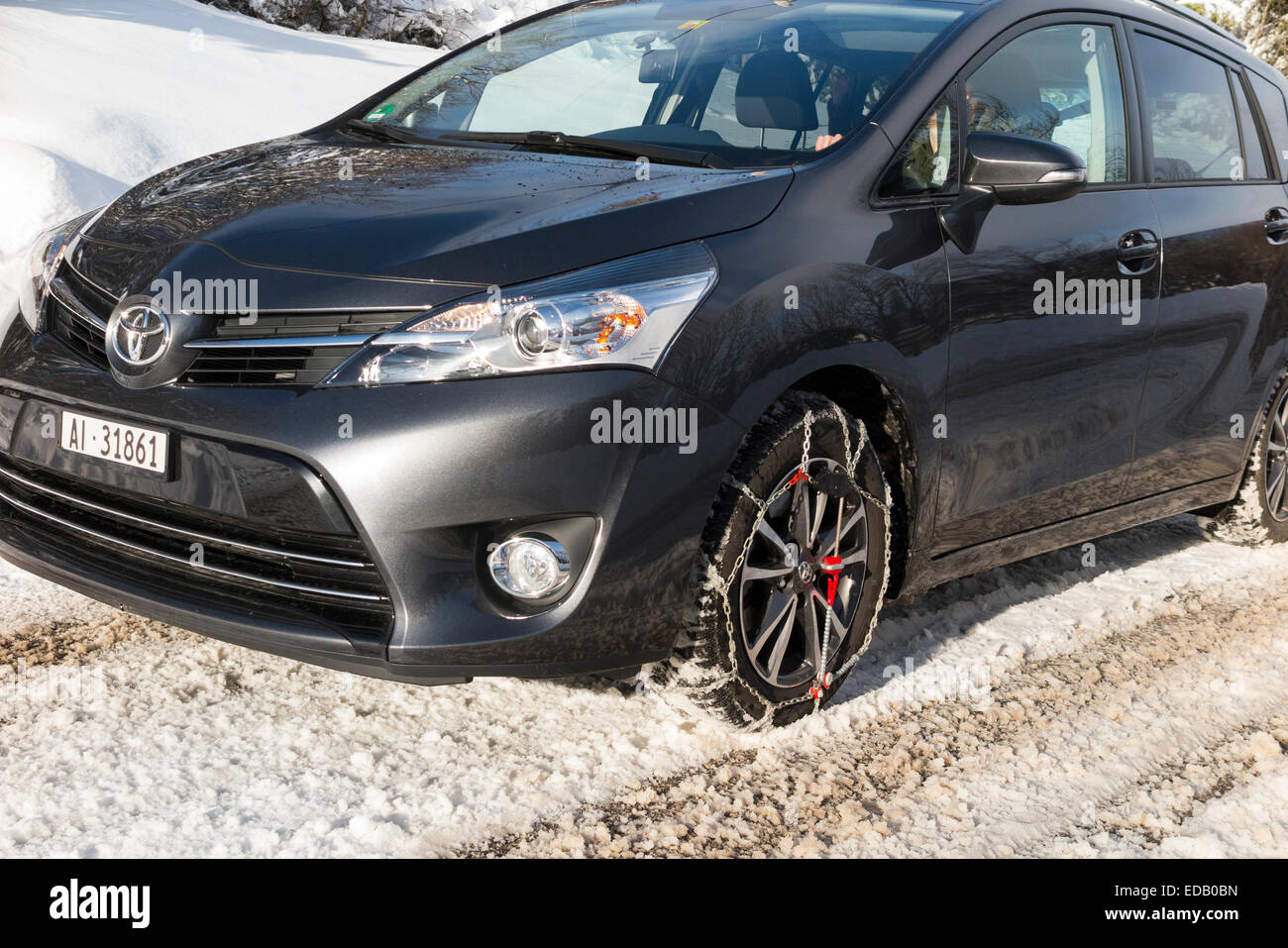 Snow chain / chains on front wheel / wheels of a car also fitted with