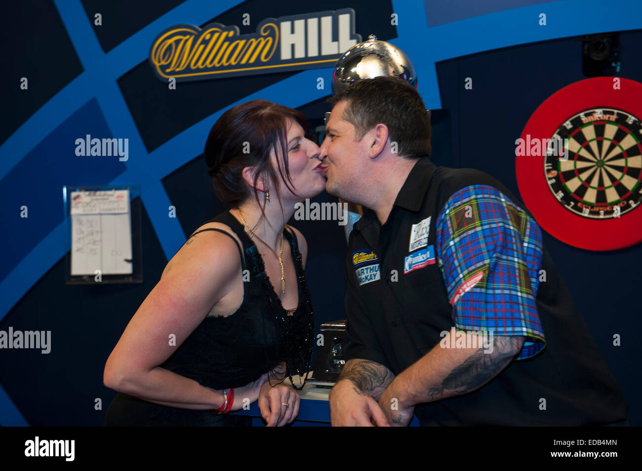 Tåler Strædet thong bjælke London, UK. 04th Jan, 2015. William Hill PDC World Darts Championship.  Finals Night. Gary Anderson and his partner Rachel with the Sid Waddell  Trophy after beating Phil Taylor (2) [ENG] 7-6 in