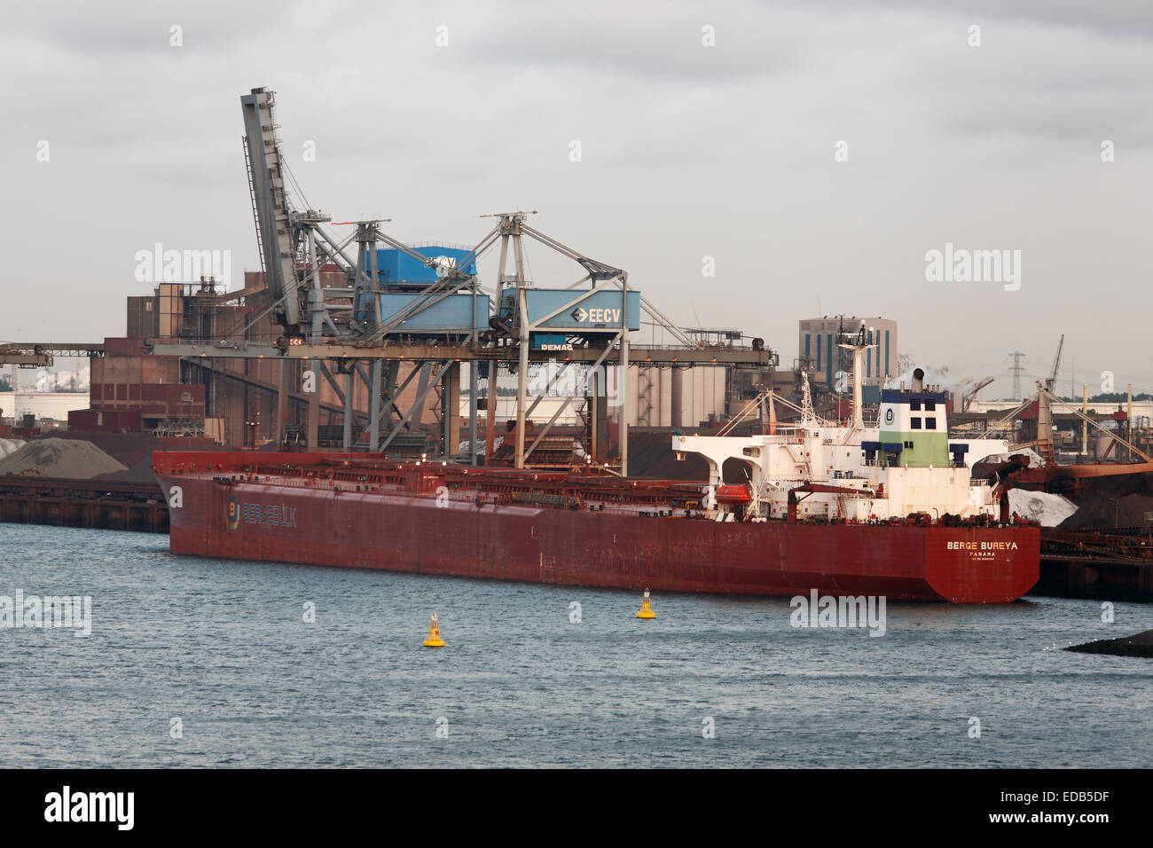 freighter Berge Bureya (Bergebulk) Panama loading crude ore in the industrial harbour at Rotterdam, Netherlands Stock Photo