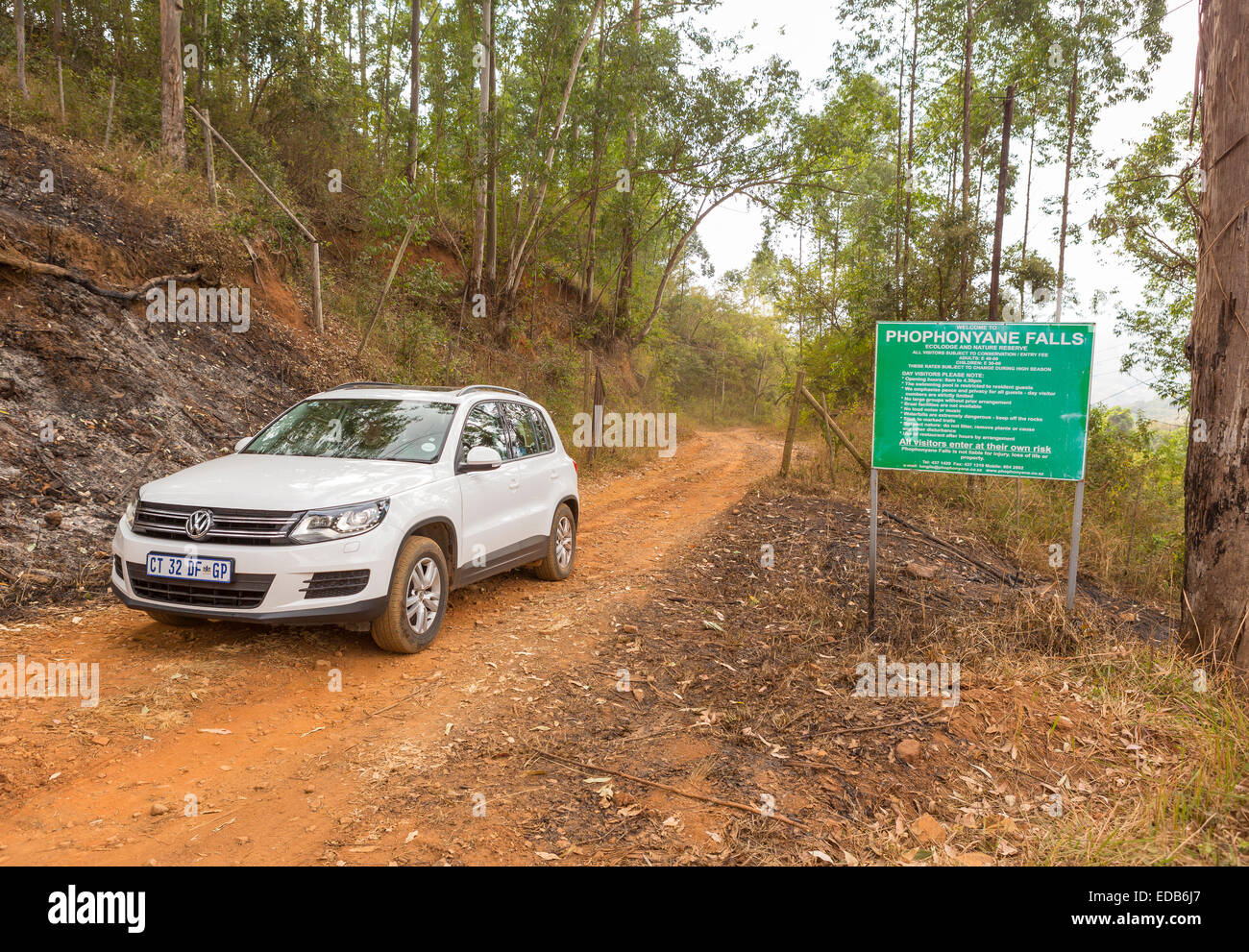 SWAZILAND, AFRICA - Car and sign on dirt road at entrance to Phophonyane Falls Nature Reserve. Stock Photo