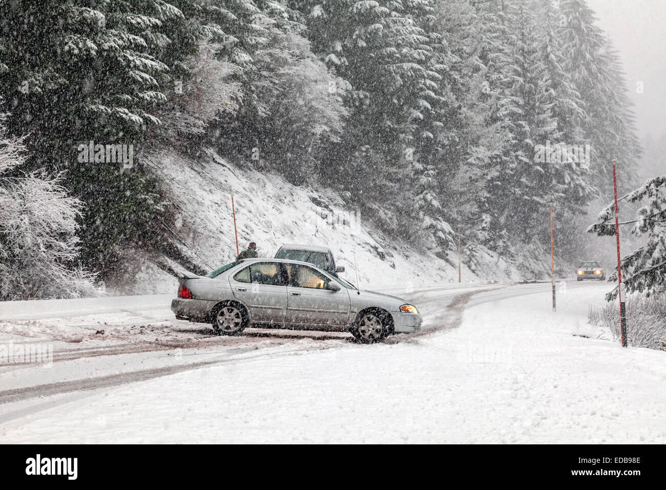 Car without snow chains spins out of control blocking other cars during