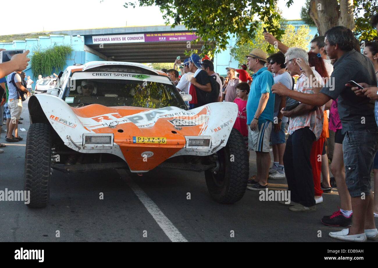 Cordoba, Cordoba Province of Argentina. 4th Jan, 2015. People welcome one of the competitors at the 2015 Dakar Rally in Villa Carlos Paz, Cordoba Province of Argentina, Jan. 4, 2015. The competitors began from Buenos Aires, capital of Argentina, on Jan. 4 their 9,200km rally across Argentina, Bolivia and Chile and back to Buenos Aires on Jan. 17. © Irma Montiel/TELAM/Xinhua/Alamy Live News Stock Photo