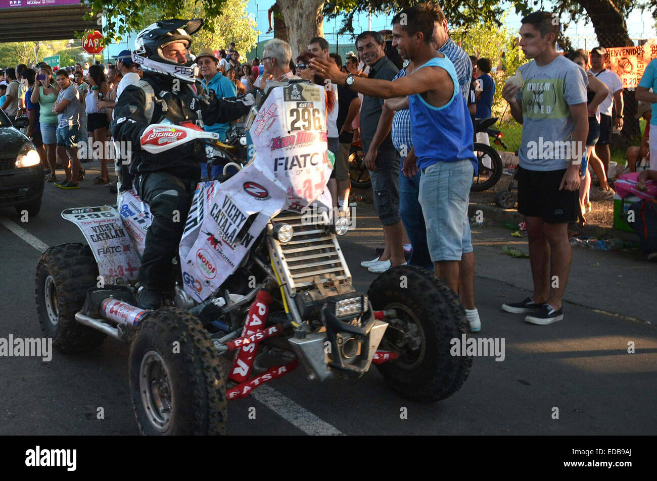 Cordoba, Cordoba Province of Argentina. 4th Jan, 2015. People welcome pilot Xavier Moreno of Spain at the 2015 Dakar Rally in Villa Carlos Paz, Cordoba Province of Argentina, Jan. 4, 2015. The competitors began from Buenos Aires, capital of Argentina, on Jan. 4 their 9,200km rally across Argentina, Bolivia and Chile and back to Buenos Aires on Jan. 17. © Irma Montiel/TELAM/Xinhua/Alamy Live News Stock Photo