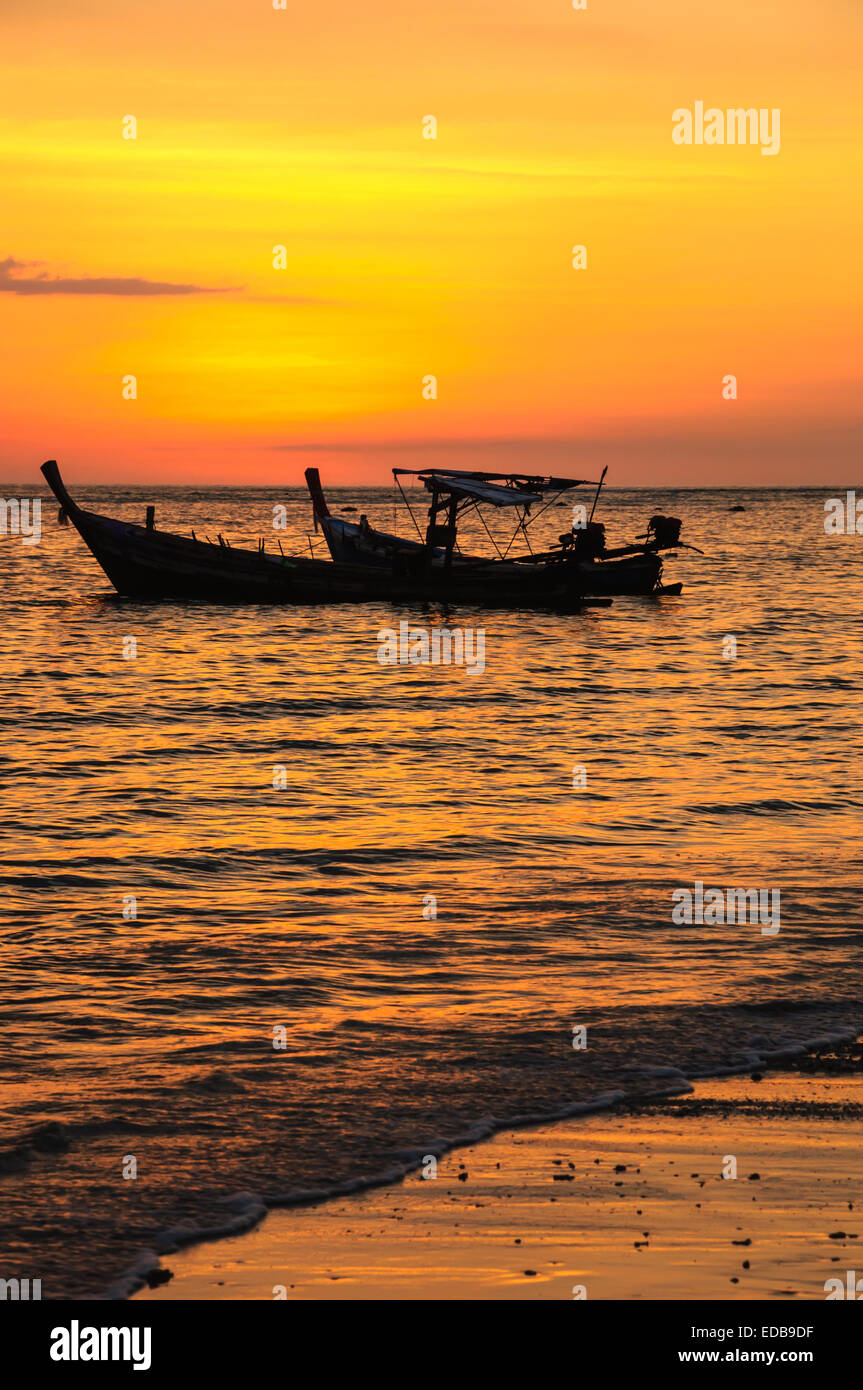 Silhouette boat at beach and sunset Stock Photo - Alamy