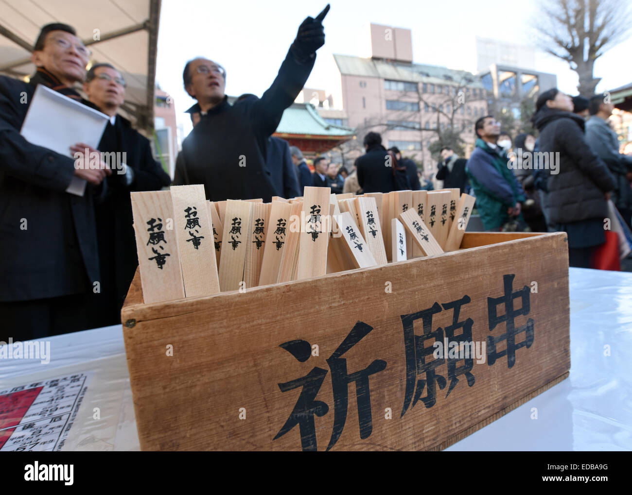 Tokyo, Japan. 5th Jan, 2015. A huge throng of businessmen and women prays for thriving businesses at Kandamyojin Shinto Shrine in Tokyo on Monday, January 5, 2015, the customary first business day of the new year. The holy place is believed to enshrine deities of agriculture, that bring about a good harvest; and of fishery, that bring about a plentiful catch. Credit:  Natsuki Sakai/AFLO/Alamy Live News Stock Photo