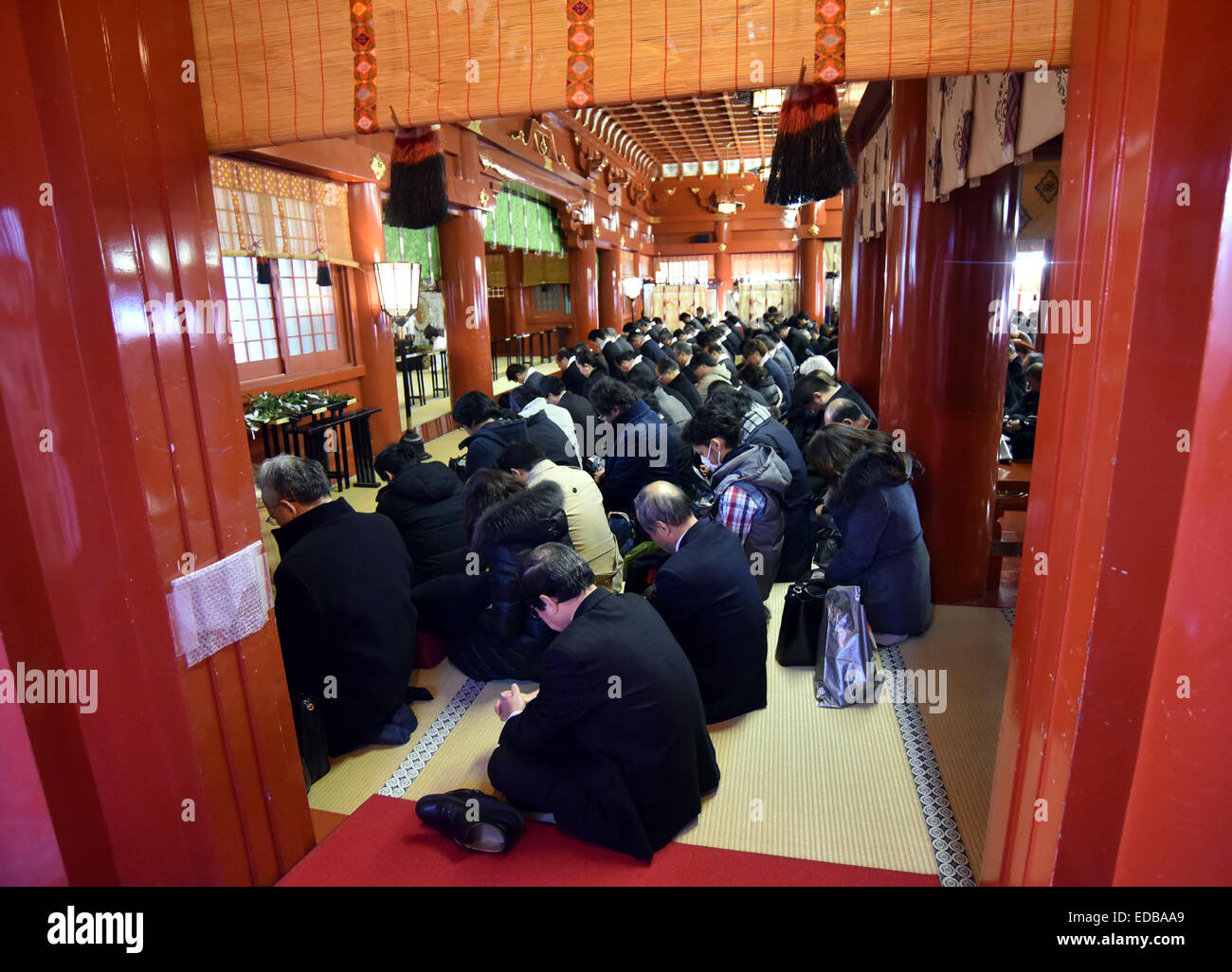 Tokyo, Japan. 5th Jan, 2015. A huge throng of businessmen and women prays for thriving businesses at Kandamyojin Shinto Shrine in Tokyo on Monday, January 5, 2015, the customary first business day of the new year. The holy place is believed to enshrine deities of agriculture, that bring about a good harvest; and of fishery, that bring about a plentiful catch. Credit:  Natsuki Sakai/AFLO/Alamy Live News Stock Photo