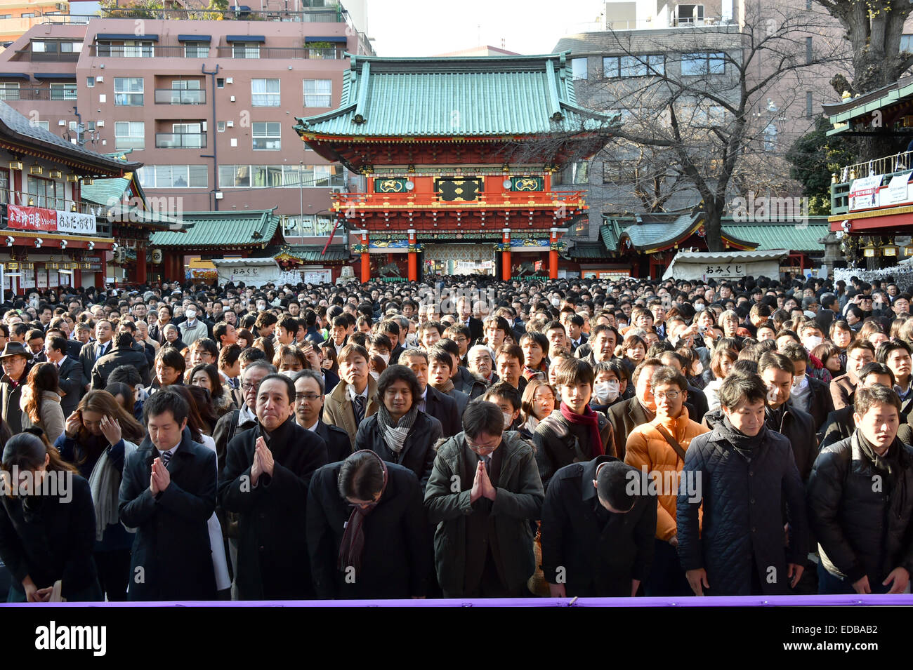 Tokyo, Japan. 5th Jan, 2015. A huge throng of businessmen and women prays for thriving businesses at Kandamyojin Shinto Shrine in Tokyo on Monday, January 5, 2015, the customary first business day of the new year. The holy place is believed to enshrine deities of agriculture, that bring about a good harvest; and of fishery, that bring about a plentiful catch. Credit:  Natsuki Sakai/AFLO/Alamy Live News Stock Photo