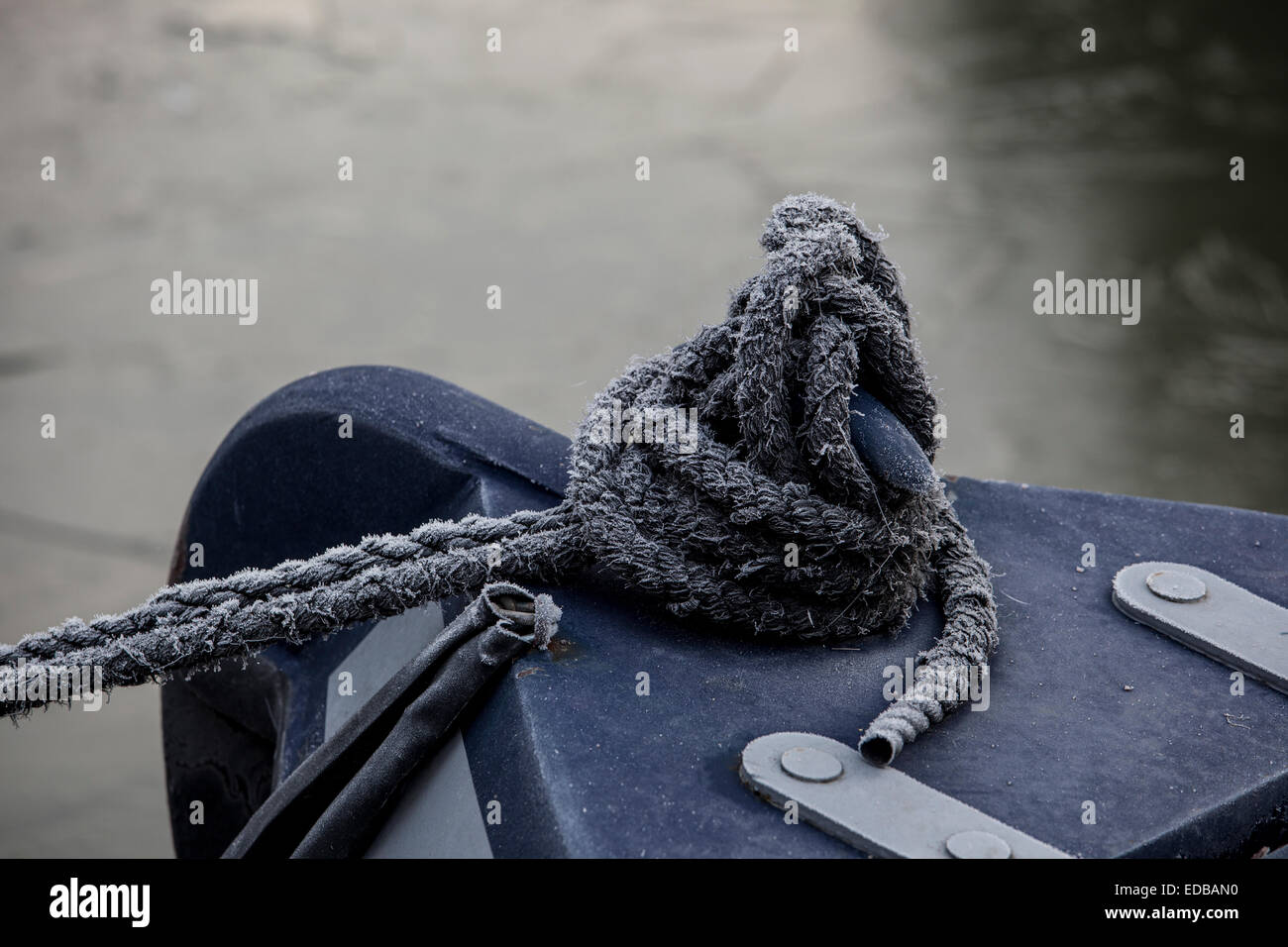 mooring rope on narrowboat in the winter ice Stock Photo Alamy