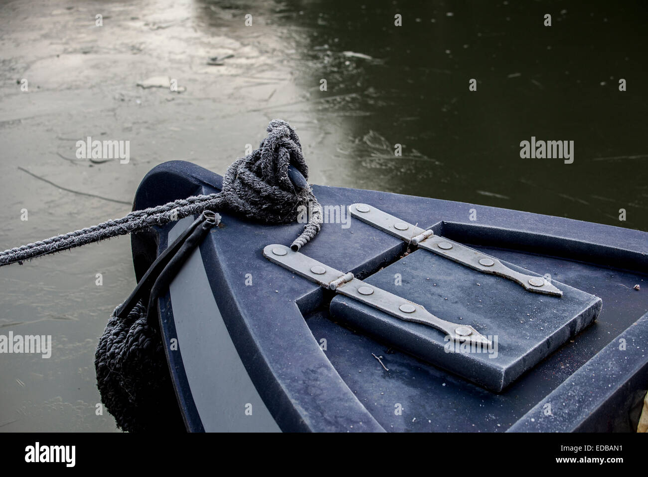 mooring rope on narrowboat in the winter ice Stock Photo Alamy