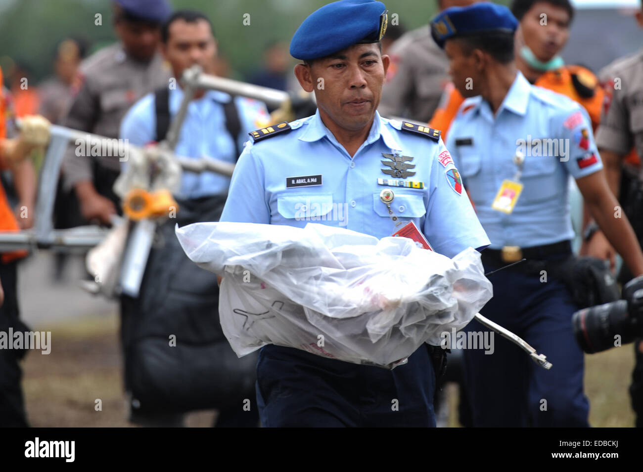 Pangkalan Bun, Indonesia. 5th Jan, 2015. TNII crew members carry debris of AirAsia flight QZ8501 from USS Navy helicopter at Iskandar Air Base, Pangkalan Bun, Central Kalimantan, Indonesia, Jan. 5, 2015. Credit:  Veri Sanovri/Xinhua/Alamy Live News Stock Photo