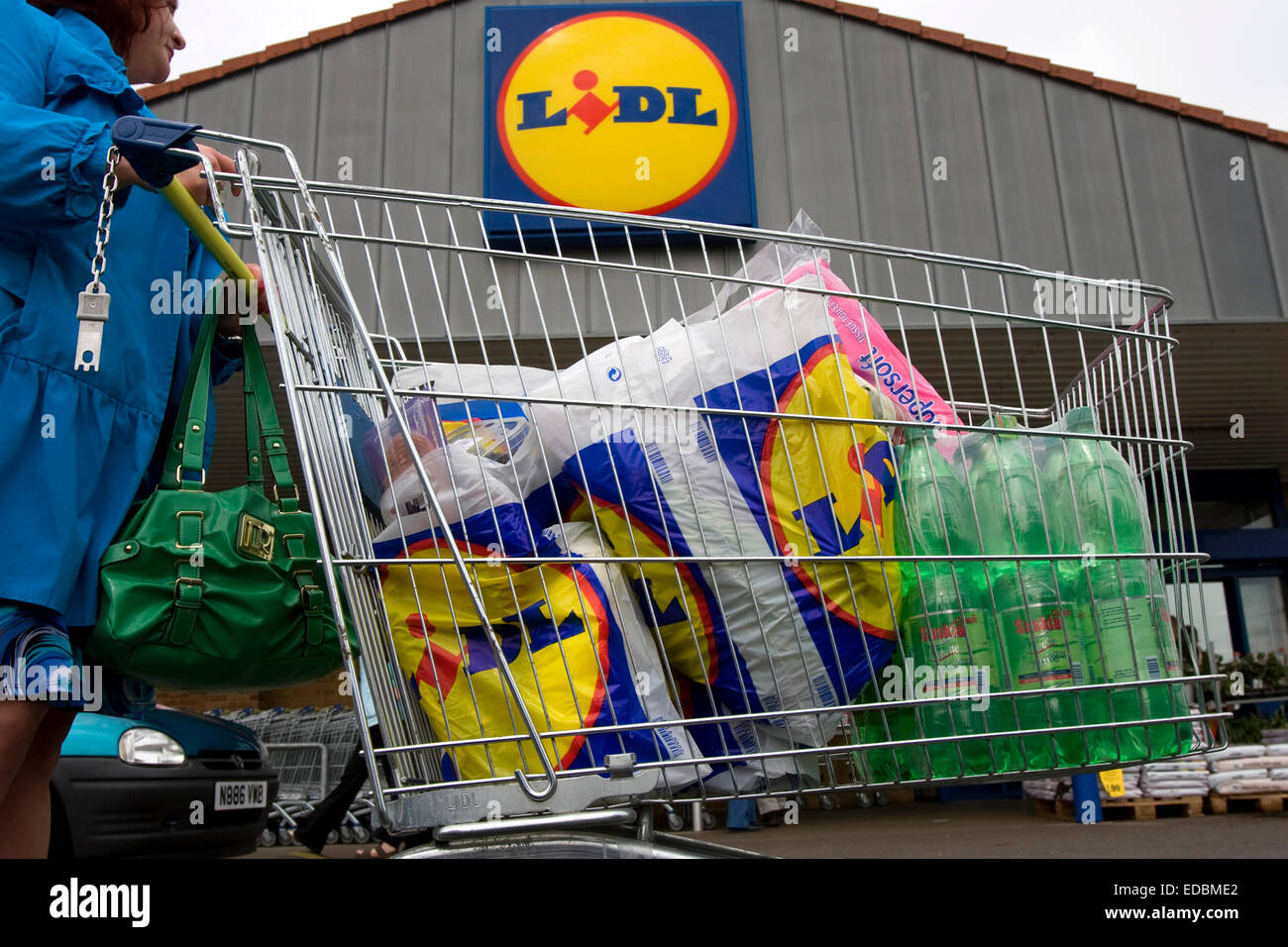 Leaving supermarket hi-res stock photography and images - Alamy