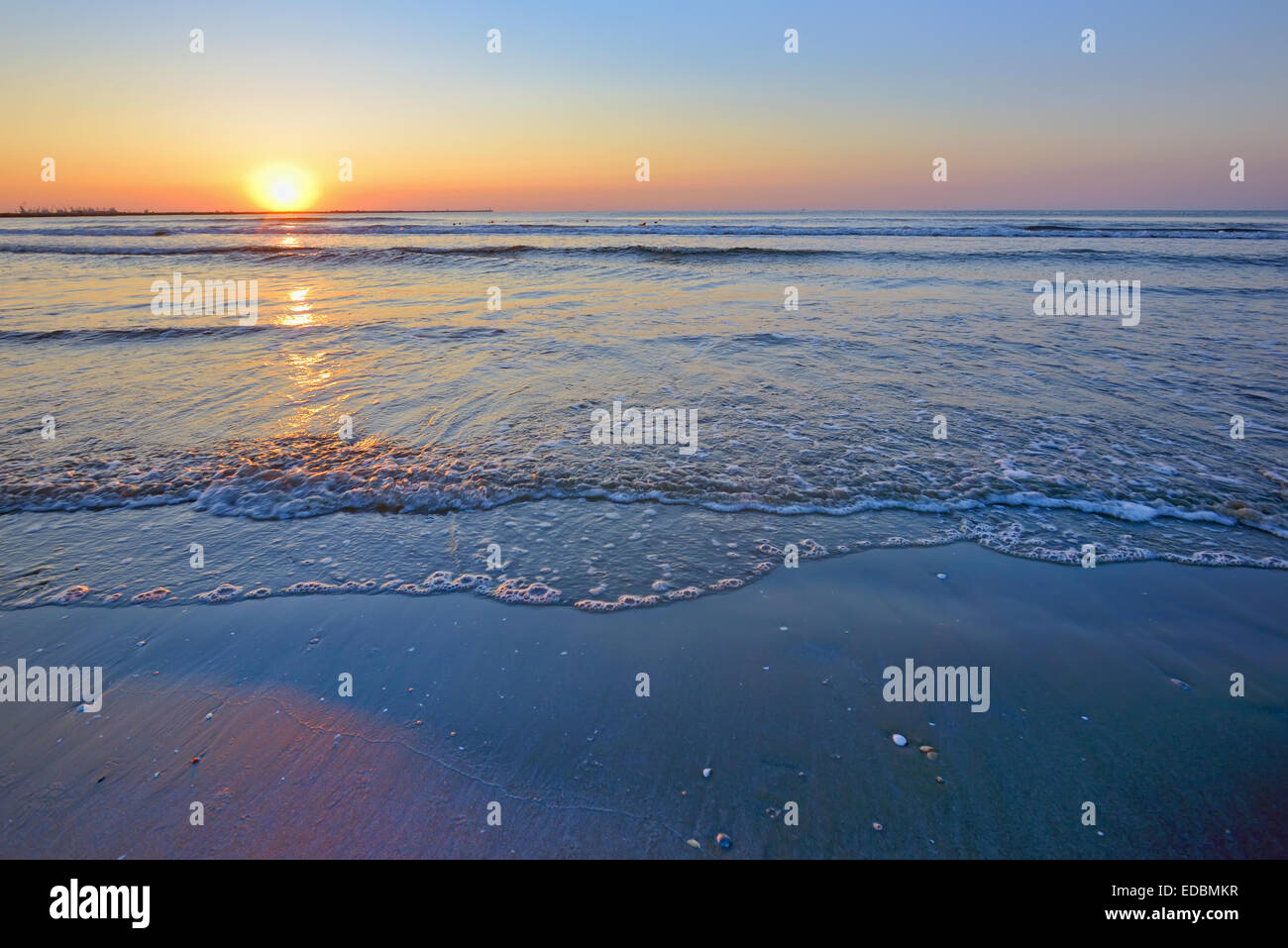 Beautiful waves on paradise beach hi-res stock photography and images ...