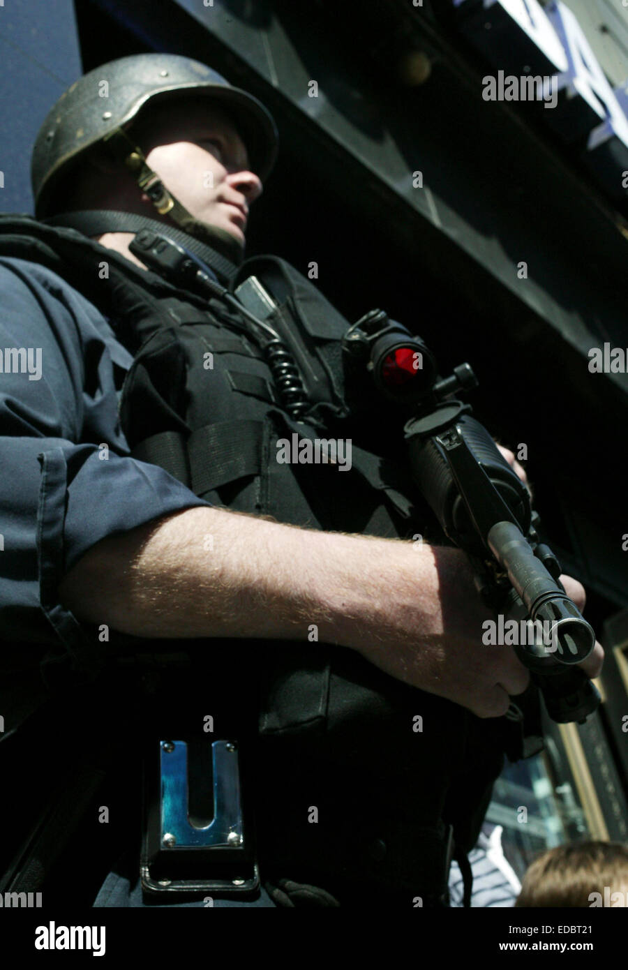 Police officer outside hi-res stock photography and images - Alamy