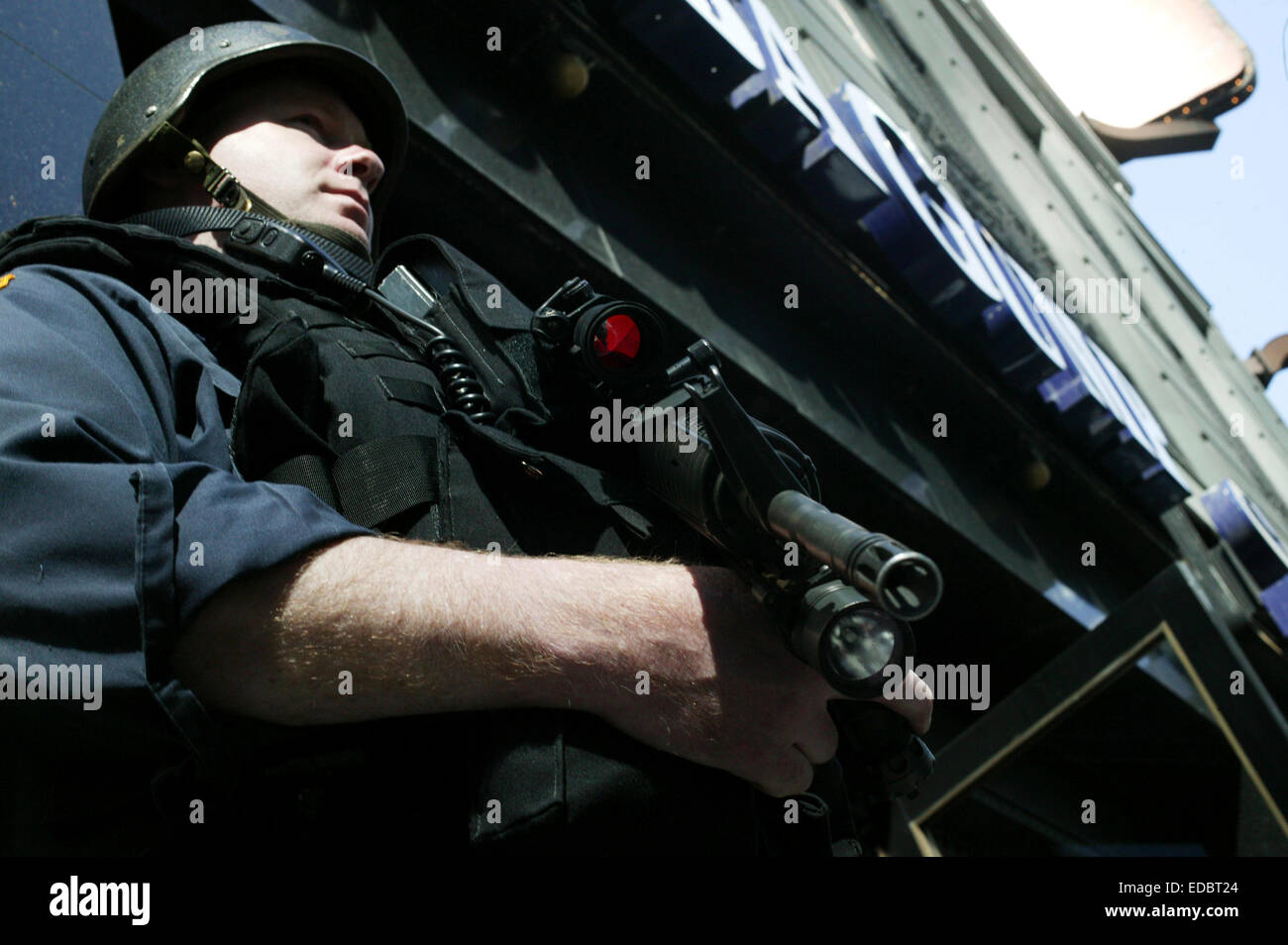 Police officer outside hi-res stock photography and images - Alamy