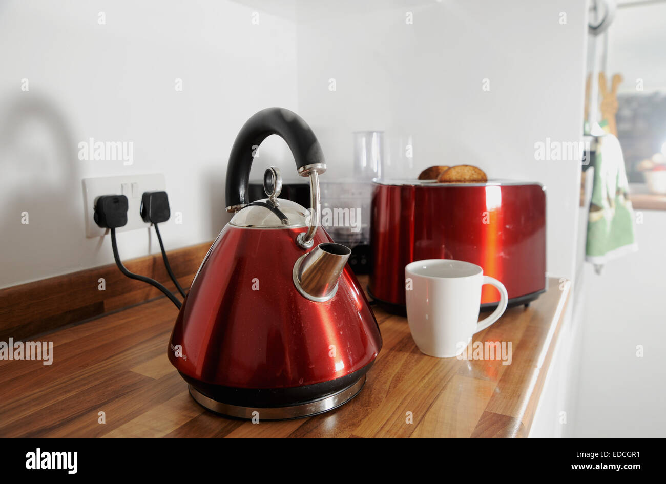 https://c8.alamy.com/comp/EDCGR1/kettle-boiling-with-steam-and-toaster-cooking-toast-behind-in-kitchen-EDCGR1.jpg