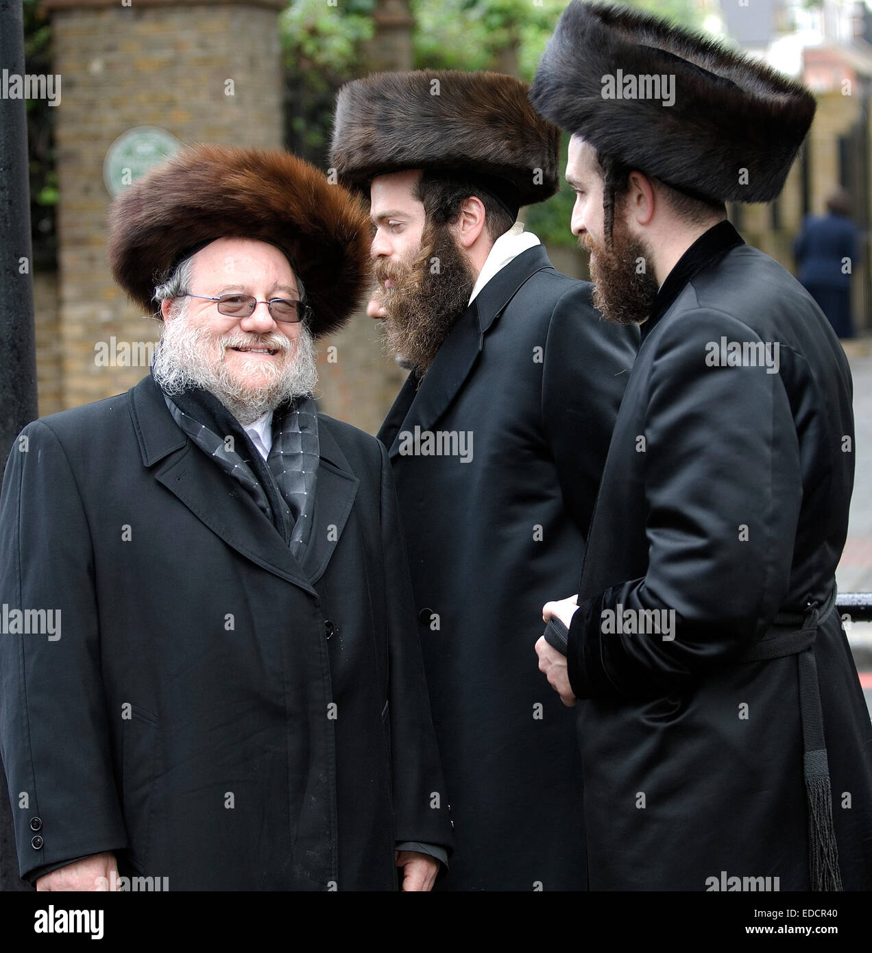 Orthodox Jews chat in Stamford Hill Stock Photo