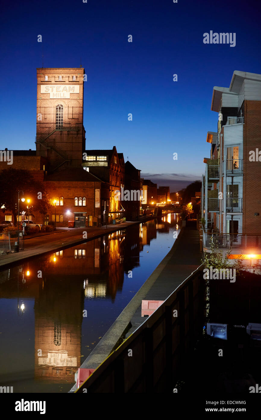 Modern apartments and Brick built Steam Mill retail and offices in a Victorian mill along the Shropshire Union Canal in Chester Stock Photo