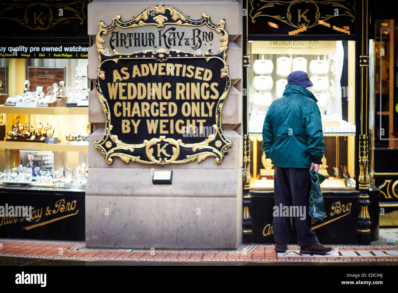 Shopping in the rain in Manchester Landmark jewelery store in St Annes Square Stock Photo