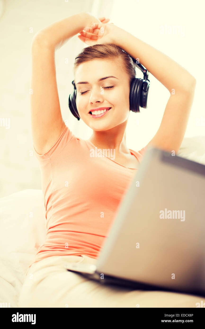 woman with headphones and laptop at home Stock Photo - Alamy