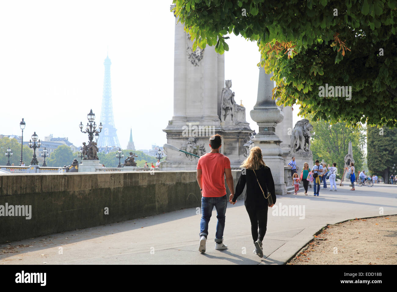 Couple paris bridge hi-res stock photography and images - Alamy