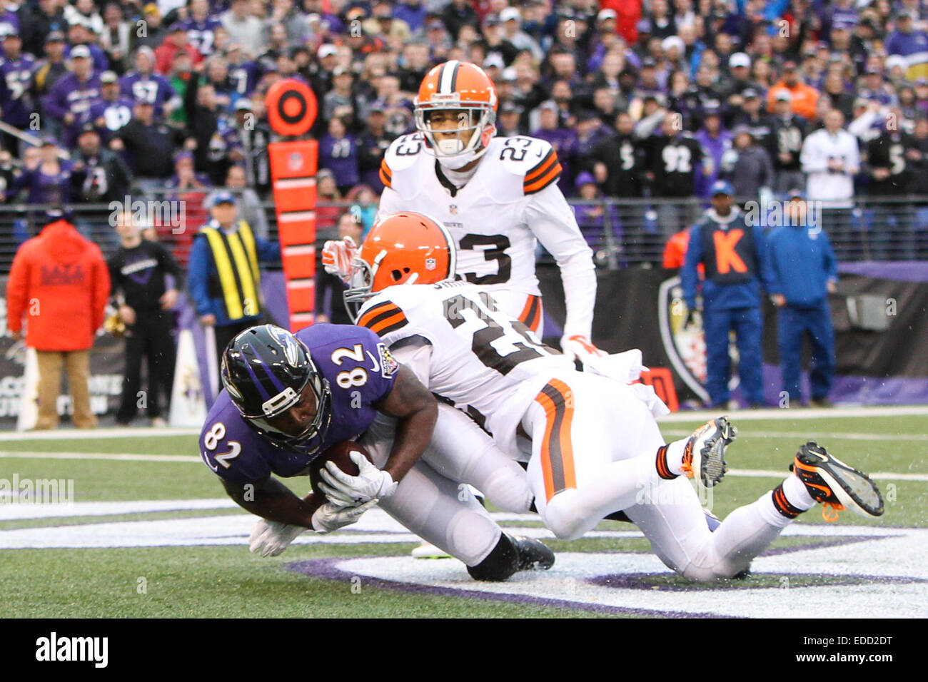 Baltimore, Maryland, USA. 28th Dec, 2014. Baltimore Ravens wide receiver Torrey Smith (82) catches a pass in the endzone as Cleveland Browns defensive back Buster Skrine (22) defends on December 28, 2014 at M&T Bank Stadium. © Debby Wong/ZUMA Wire/Alamy Live News Stock Photo