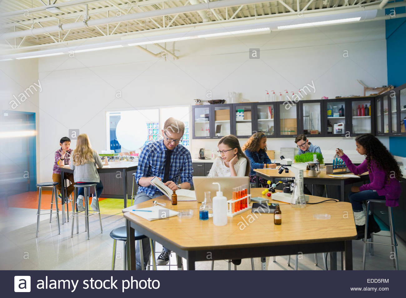 Teacher and elementary students in laboratory Stock Photo Alamy