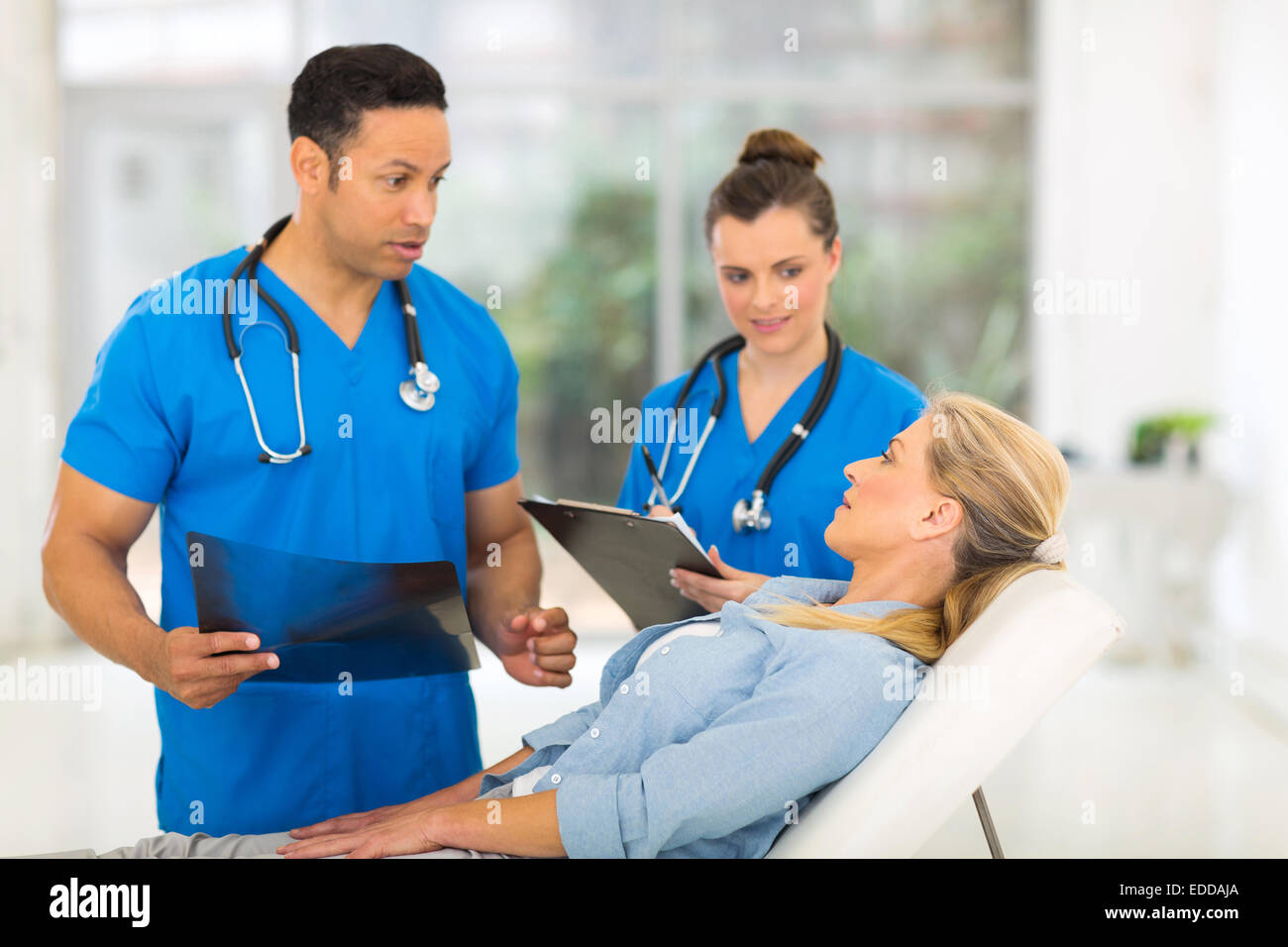 группа студентов медиков. студенты медики. A nurse во множественном числе. медицинская сестра рисунок. She is a doctor для детей.