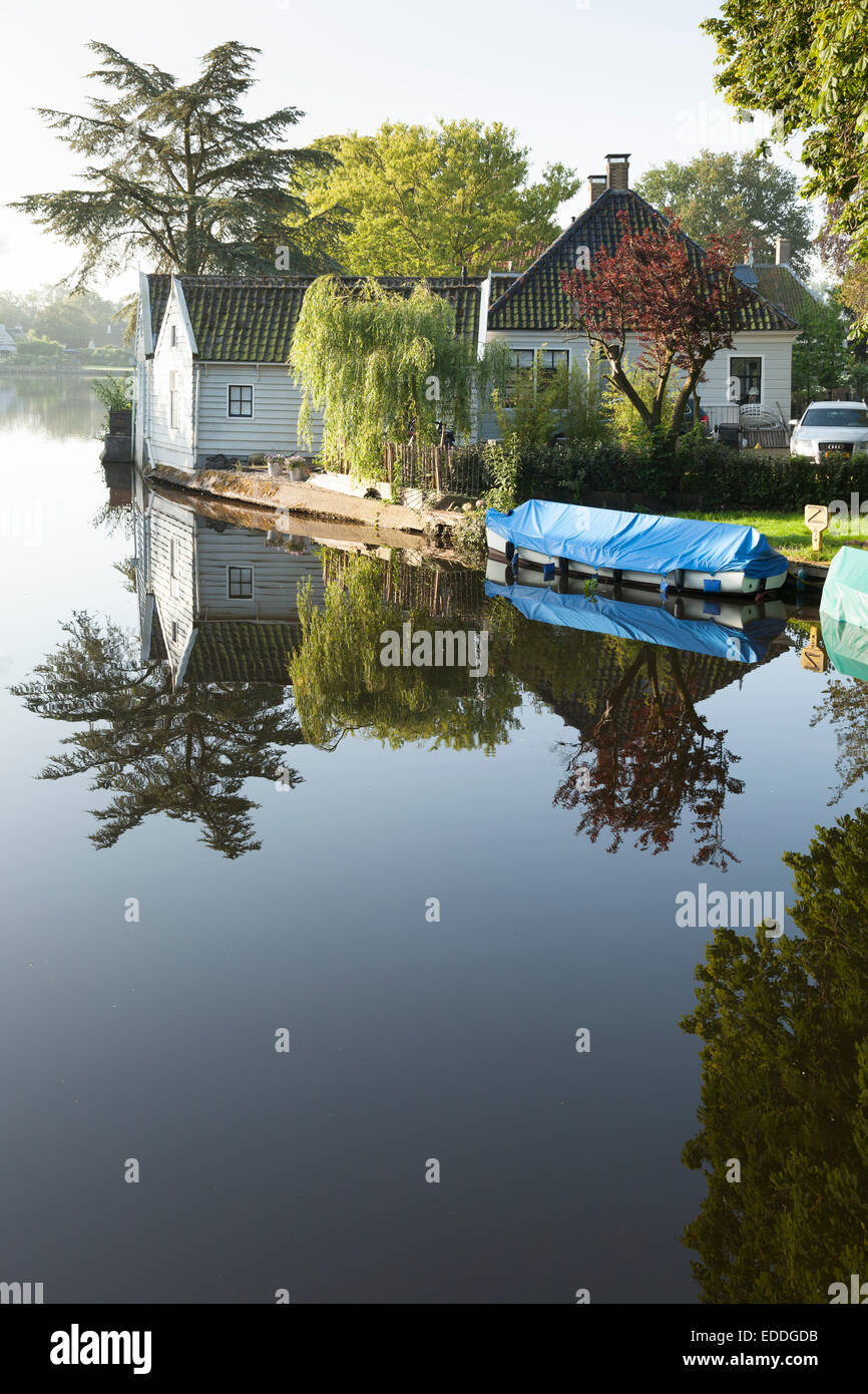 Netherlands, Waterland, Broek, Ijsselmeer, house and boat at lakeshore Stock Photo