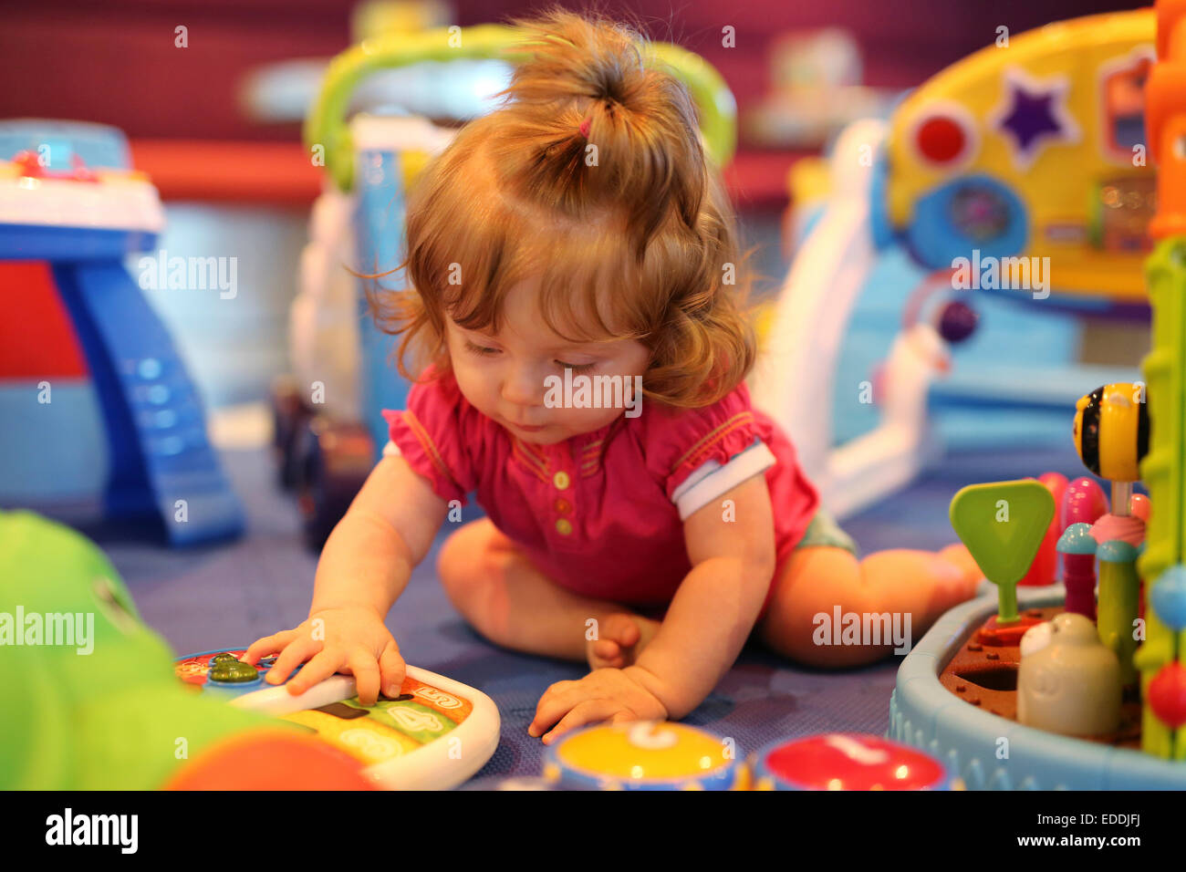 Petite fille, 3 ans, avec des jouets Photo Stock - Alamy