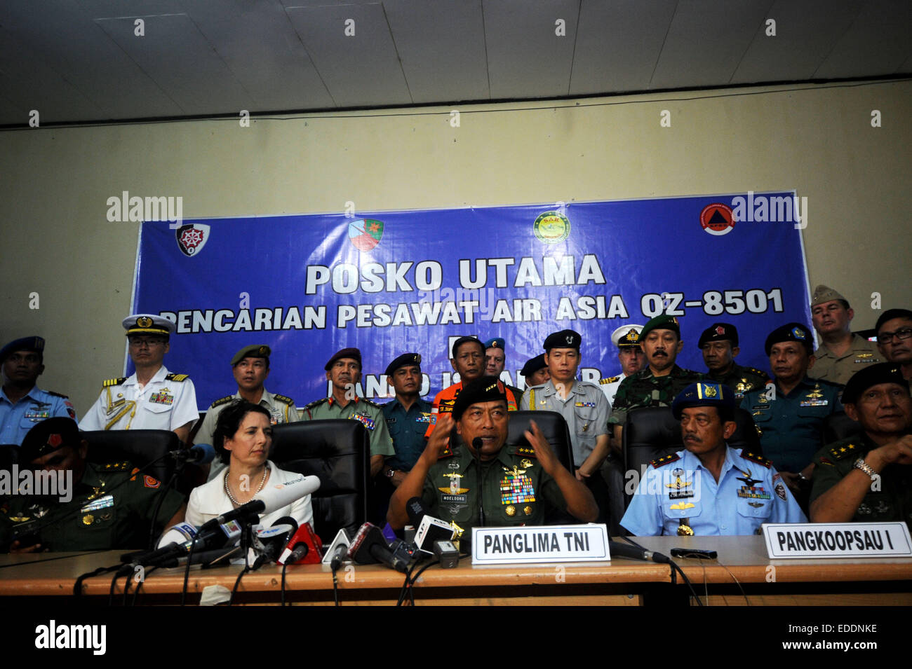 Pangkalan Bun, Indonesia. 6th Jan, 2015. Indonesian Military Commander General Moeldoko (C) attends a press conference after joining in the search of Airasia QZ 8501 victims in Pangkalan Bun, Indonesia, Jan. 6, 2015. The search operation for AirAsia Flight QZ8501 will spread slightly eastward on Tuesday as the weather and currents drag wreckage in that direction, the head of Indonesia's rescue agency said. Credit:  Agung Kuncahya B./Xinhua/Alamy Live News Stock Photo