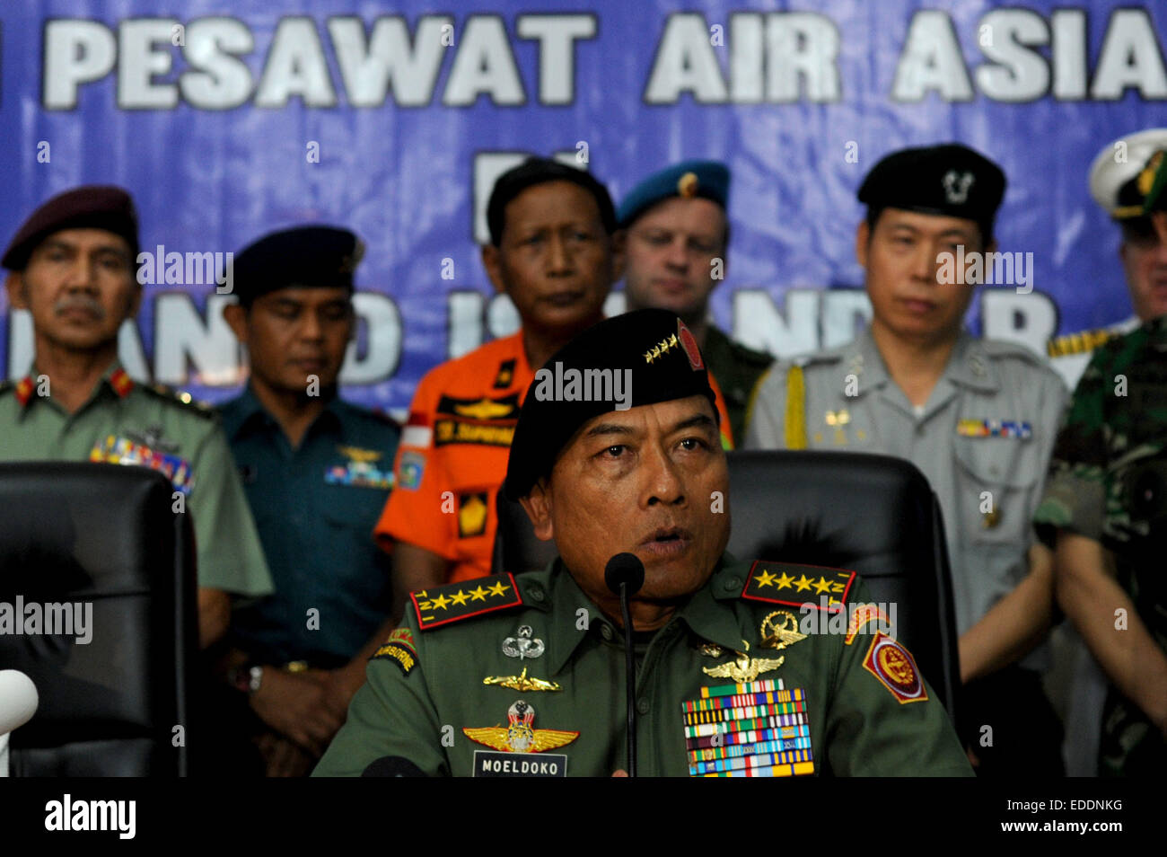 Pangkalan Bun, Indonesia. 6th Jan, 2015. Indonesian Military Commander General Moeldoko (front) speaks during a press conference after joining in the search of Airasia QZ 8501 victims in Pangkalan Bun, Indonesia, Jan. 6, 2015. The search operation for AirAsia Flight QZ8501 will spread slightly eastward on Tuesday as the weather and currents drag wreckage in that direction, the head of Indonesia's rescue agency said. Credit:  Agung Kuncahya B./Xinhua/Alamy Live News Stock Photo