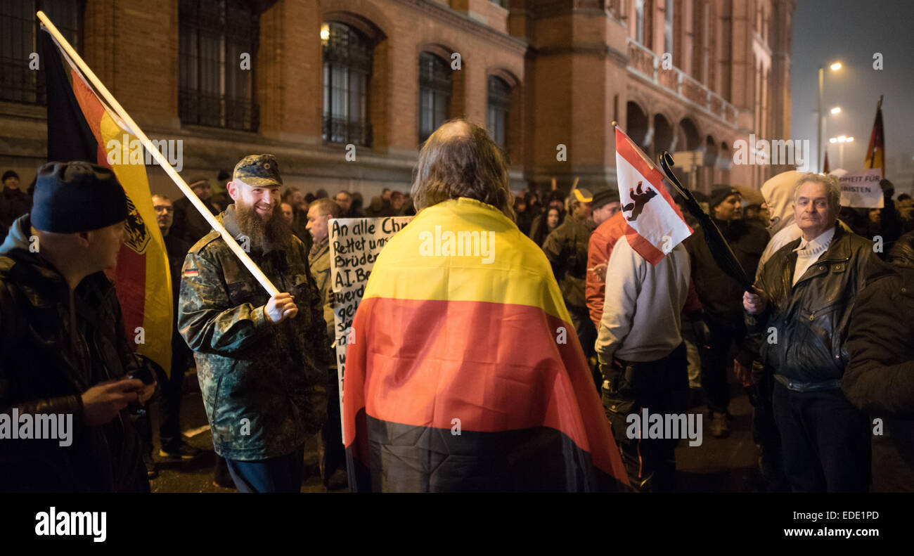 Berlin, Germany. 5th Jan, 2015. Supporters of the right-wing populist group 'Baergida' (Patriotic Berliners Against the Islamization of the West), take part in a rally in Berlin, Germany, 5 January 2015. The so-called Pegida group (Patriotic Europeans Against the Islamization of the West) has been staging rallys against the alleged alienation of Germany by foreigners in various city across the country for weeks ongoing. Several organisation have announced to organise counter rallys in protest of Pegida in Berlin. Photo: Bernd von Jutrczenka/dpa/Alamy Live News Stock Photo