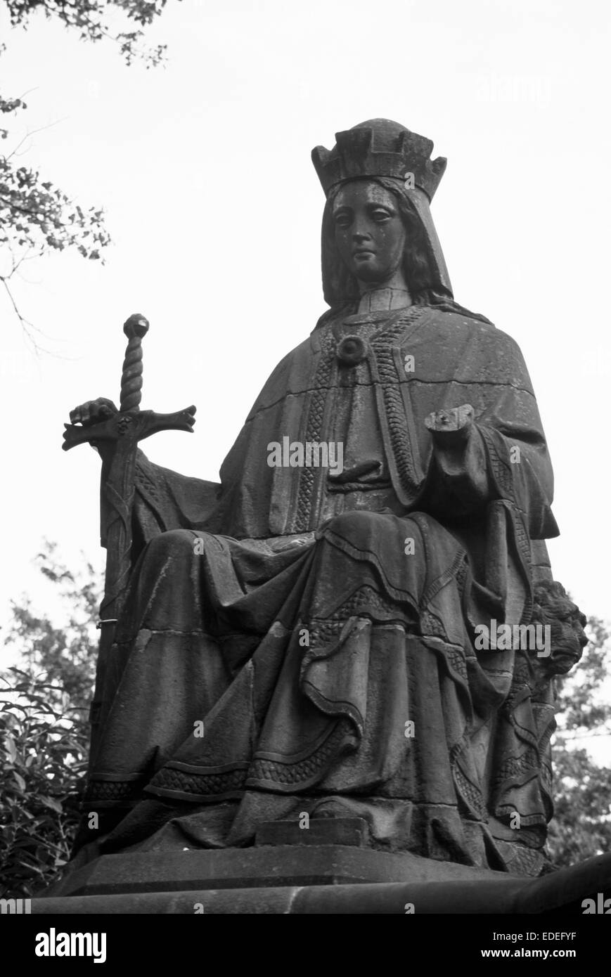 Black and white image of the statue of Queen Victoria which was