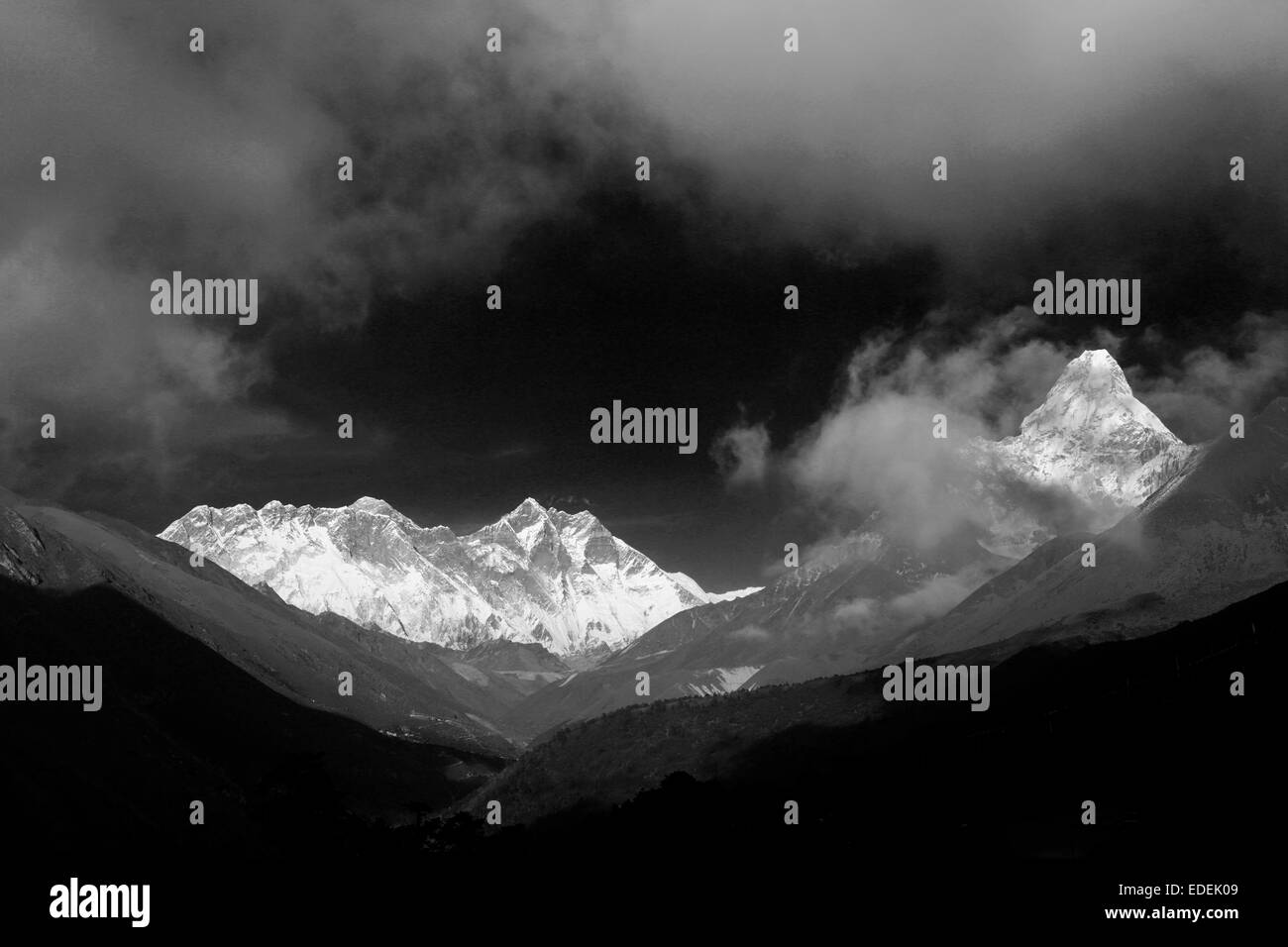 View himalayas mountain ranges Black and White Stock Photos & Images ...