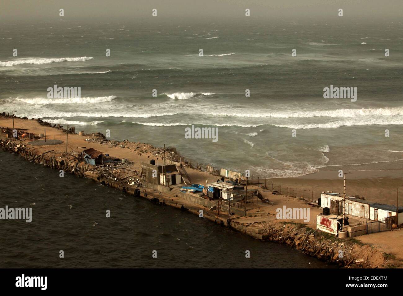 Gaza City, Gaza Strip, Palestinian Territory. 6th Jan, 2015. High waves ...