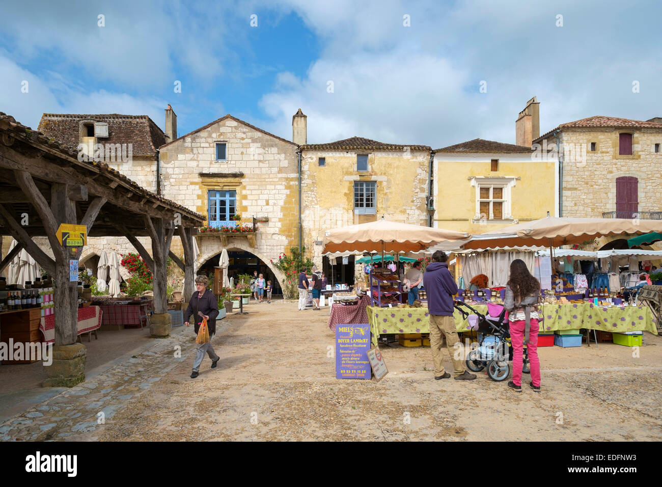 Weekly farmer's market in bastide town of Monpazier Stock Photo