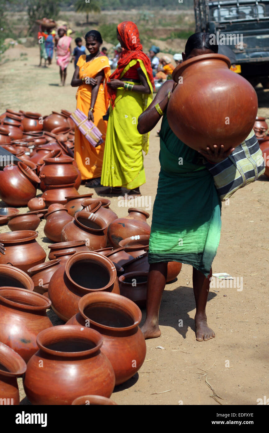 Adivasi women looking at pots in Tokapal market, Chhattisgarh, Madyha Pradesh, India Stock Photo