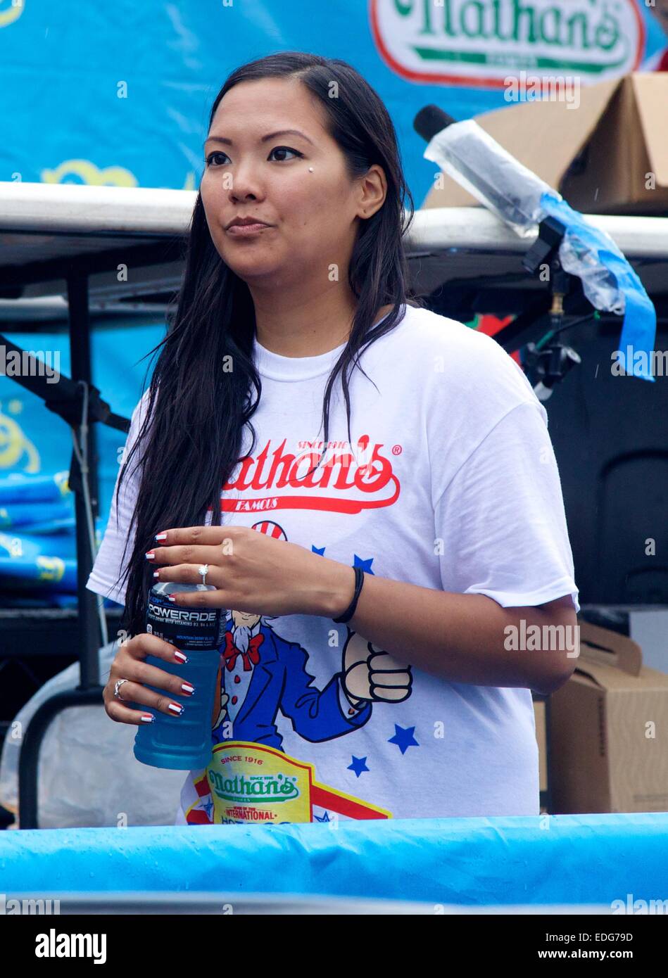 Competitive eaterJoey Chestnut proposes to his girlfriend Neslie Ricasa