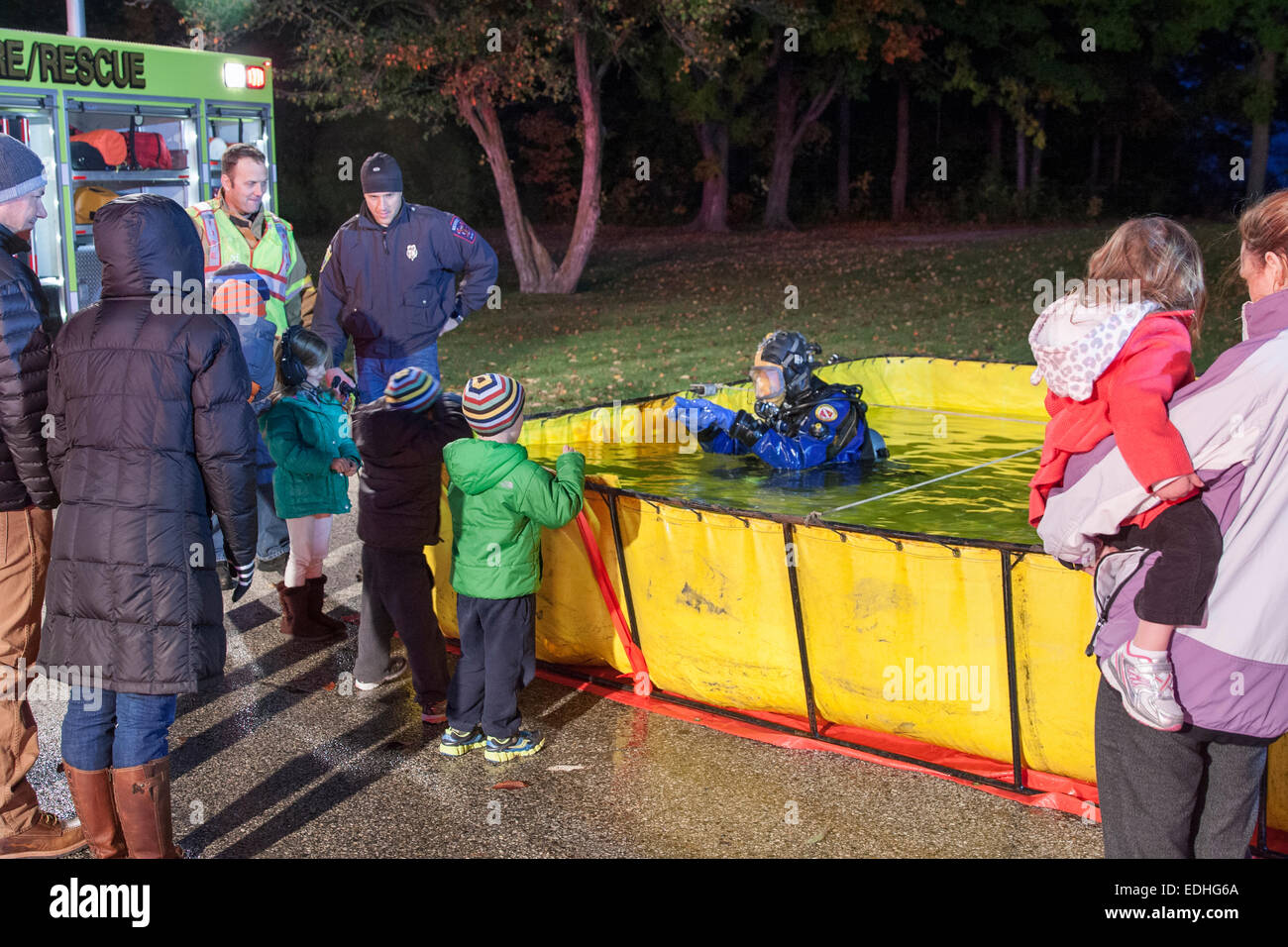Young children watching a scubadiver in a tank at National Night Out in Richfield WI Stock Photo