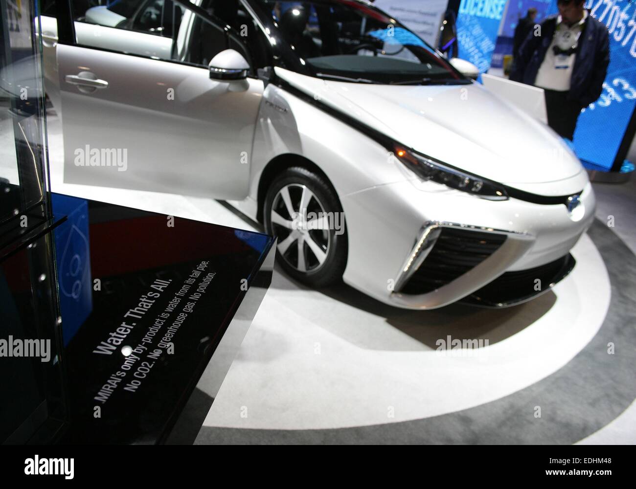 Toyota fuel cell car hi-res stock photography and images - Alamy