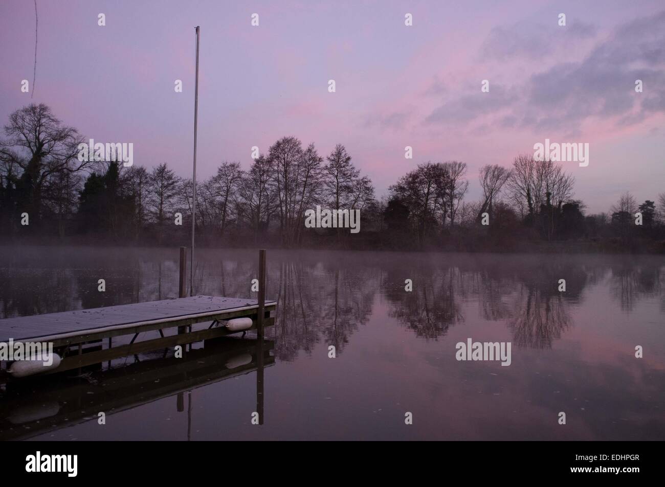 Bray, Berkshire, UK. 07th Jan, 2015. The clear UK weather paved the way for a beautiful sunrise. Misty morning on the River Thames at Bray, Berkshire Credit:  Andrew Spiers/Alamy Live News Stock Photo